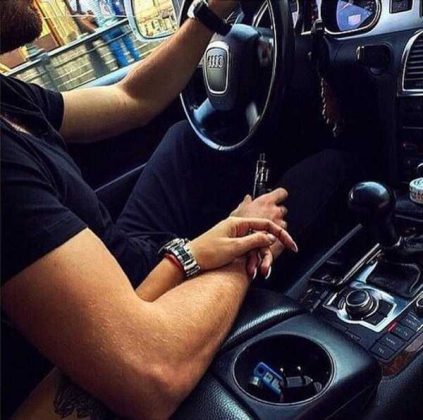 Фотография рука в руке в машине