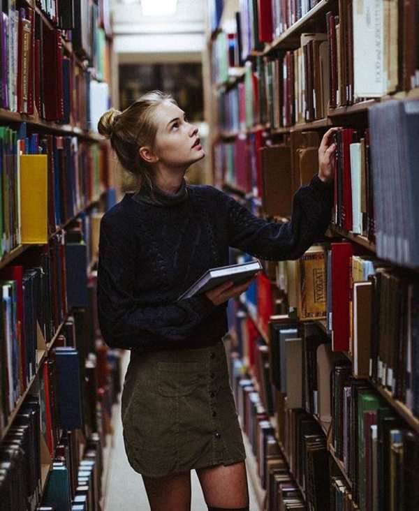 عکس پروفایل دختر در کتابخانه