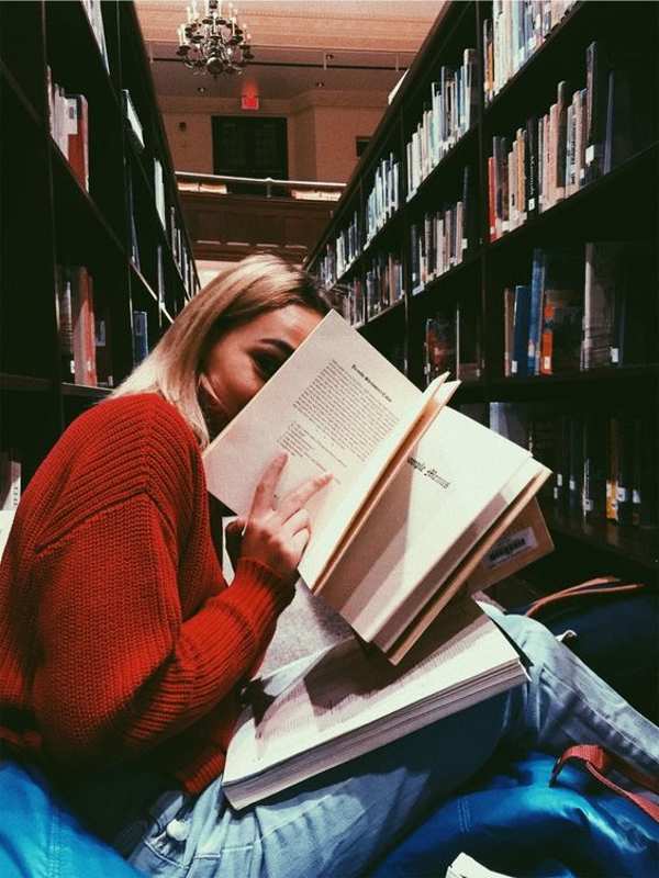 عکس پروفایل دختر در کتابخانه