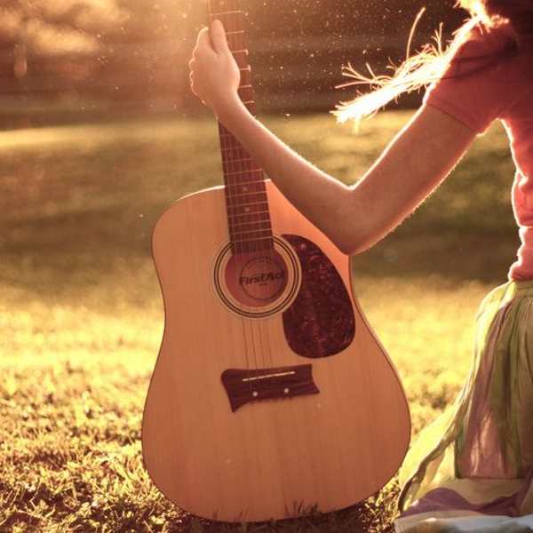 عکس پروفایل دختر با گیتار بدون متن
