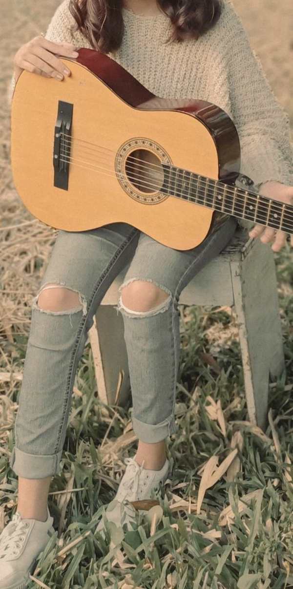 عکس پروفایل دختر با گیتار بدون متن