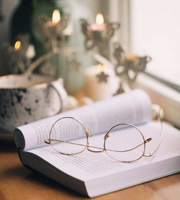 عکس پروفایل عینک و کتاب زیبا بدون متن