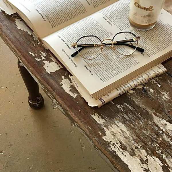 عکس پروفایل عینک و کتاب زیبا بدون متن