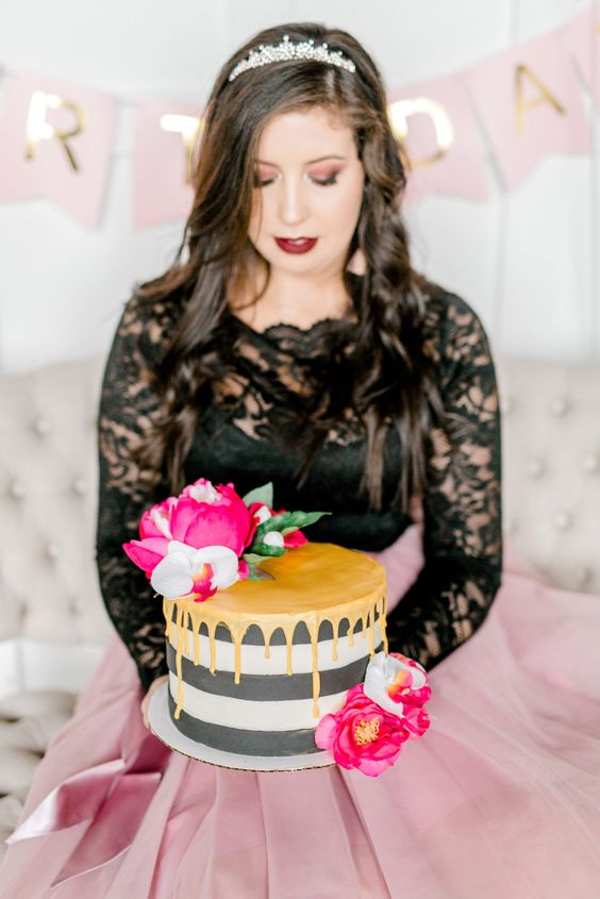 ژست عکس با کیک تولد دخترانه تکی
