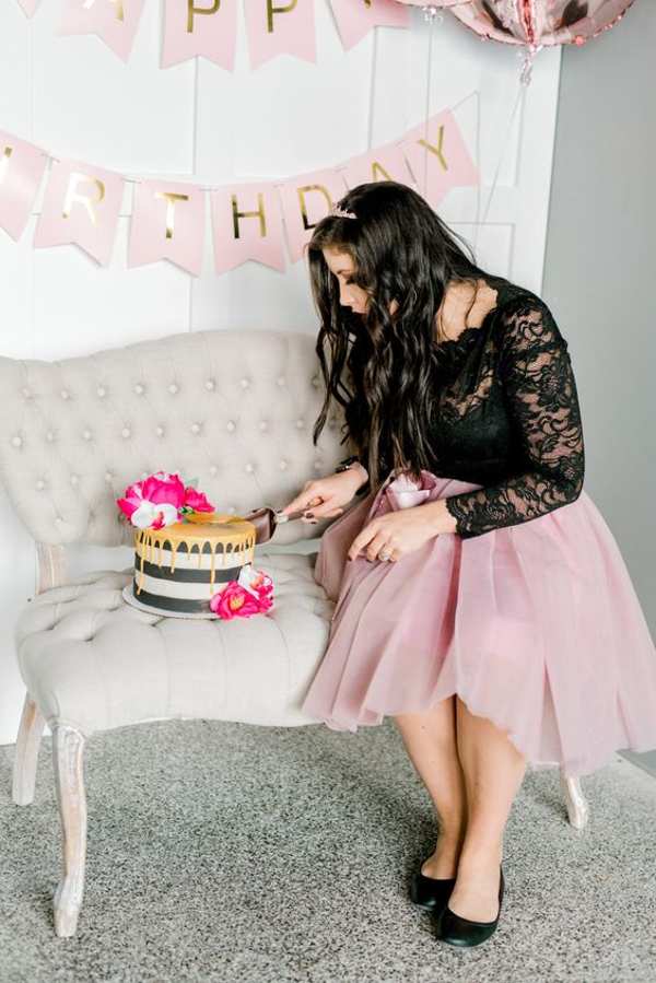 ژست عکس با کیک تولد دخترانه تکی