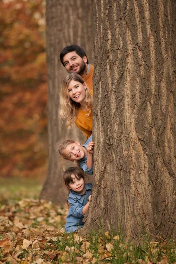 ژست عکس خانوادگی در طبیعت پدر مادر و فرزندی